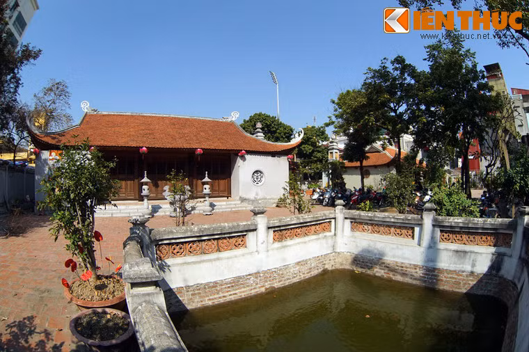 Vào thời Lê, với cảnh đẹp và truyền thuyết lãng mạn về hàn sĩ Tú Uyên gặp tiên Giáng Kiều, Bích Câu Đạo quán từng là một trong những danh thắng bậc nhất ở kinh đô.