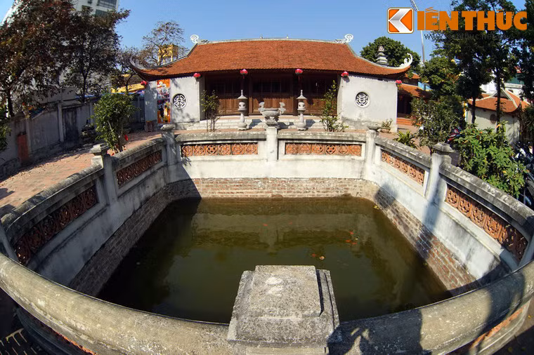 Các nhà chính của Đạo quán đều nhìn về hướng Nam và xây theo lối kiến trúc truyền thống hình chuôi vồ. Phía sau còn có nhà hậu, nhà Ni, vườn tháp và nhà khách.