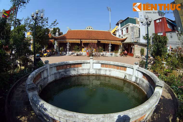 Trước sân của Bích Câu Đạo quán lại có hai giếng hình tròn và vuông nằm hai bên, tượng trưng cho trời đất .