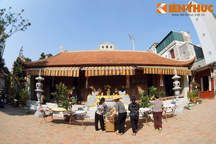 Tương truyền, Bích Câu Đạo quán ra đời dựa trên một câu chuyện tình yêu thần tiên ly kỳ. Đó là câu chuyện chàng thư sinh Tú Uyên có duyên may gặp tiên nữ. Sau khi gia đình Tú Uyên đắc đạo bay về trời, những người theo đạo Lão Trang lập Bích Câu đạo quán để thờ họ và dùng làm nơi tụ họp.