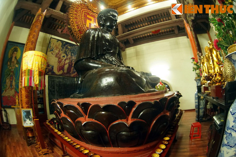 Việc đúc tượng được tiến hành năm 1952, hoàn toàn bằng phương pháp thủ công, thể hiện tay nghề điêu luyện của các nghệ nhân làng nghề đúc đồng Ngũ Xã. Tượng tác phẩm thể hiện hình ảnh Phật A Di Đà trong tư thế ngồi kiết già trên một đài sen với 96 cánh.