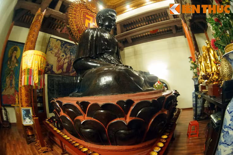 Việc đúc tượng được tiến hành năm 1952, hoàn toàn bằng phương pháp thủ công, thể hiện tay nghề điêu luyện của các nghệ nhân làng nghề đúc đồng Ngũ Xã. Tượng tác phẩm thể hiện hình ảnh Phật A Di Đà trong tư thế ngồi kiết già trên một đài sen với 96 cánh.