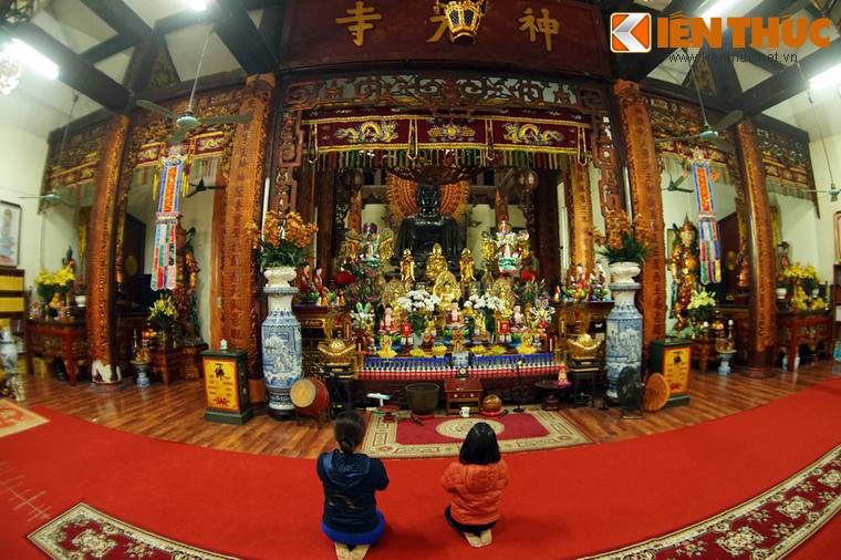 Chùa là nơi thờ Phật và ông tổ nghề Đúc đồng Nguyễn Minh Không của làng nghề đúc đồng Ngũ Xã. Chính điện của chùa là nơi đặt một bức tượng Phật A Di Đà bằng đồng khổng lồ rất nổi tiếng của Hà Nội. Thân tượng cao gần 4 mét và cân nặng 12.300 kg.