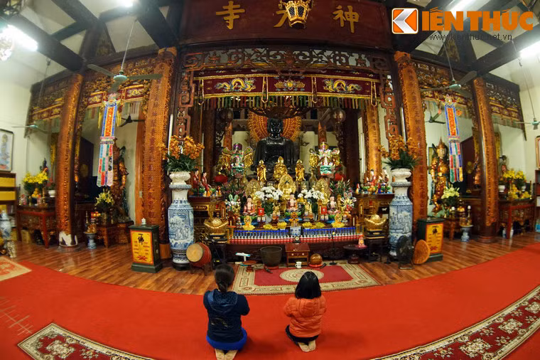 Chùa là nơi thờ Phật và ông tổ nghề Đúc đồng Nguyễn Minh Không của làng nghề đúc đồng Ngũ Xã. Chính điện của chùa là nơi đặt một bức tượng Phật A Di Đà bằng đồng khổng lồ rất nổi tiếng của Hà Nội. Thân tượng cao gần 4 mét và cân nặng 12.300 kg.