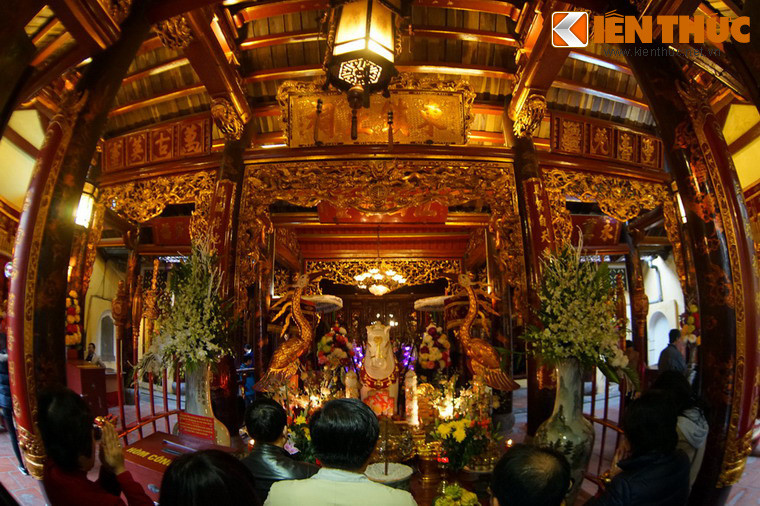 Kiến trúc đền còn lưu lại hiện nay chủ yếu mang phong cách nghệ thuật thời Nguyễn, thế kỷ 19. Hiện tại ngôi đền có quy mô kiến trúc lớn, quay theo hướng Nam, các hạng mục chính gồm có nghi môn, phương đình, đại bái, thiêu hương, cung cấm và nhà hội đồng ở phía sau được bố trí theo chiều dọc, trong một không gian khép kín.