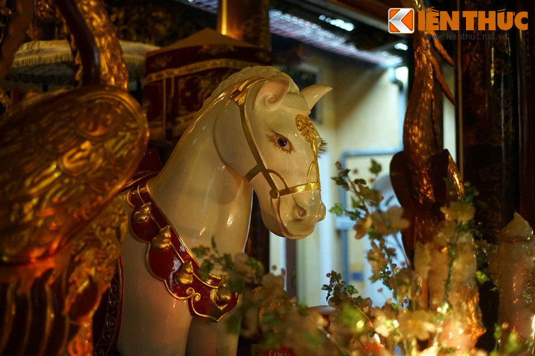 Đền Bạch Mã được xây dựng từ thế kỷ 9 để thờ thần Long Đỗ (Rốn Rồng) - vị thần gốc của Hà Nội cổ. Tên gọi Bạch Mã xuất phát từ truyền thuyết vua Lý Thái Tổ theo dầu chân ngựa trắng từ đền đi ra vẽ đồ án xây thành Thăng Long sau khi dời đô từ Hoa Lư ra Thăng Long.