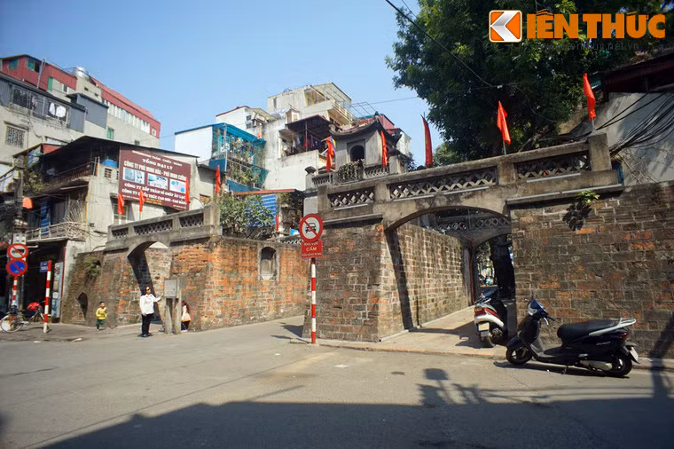 Cửa Ô Quan Chưởng được thiết kế theo kiểu vọng lâu - một kiểu kiến trúc đặc trưng thời Nhà Nguyễn, có mặt trước hướng về phố Ô Quan Chưởng, mặt sau hướng về phố Hàng Chiếu kéo dài và phía Tây.