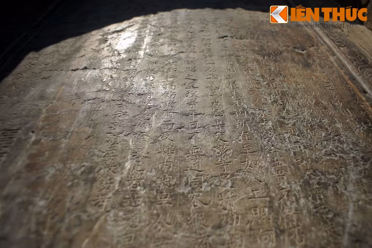 Nội dung bia ghi lệnh cấm người canh gác không được sách nhiễu nhân dân mỗi khi qua lại cửa ô.