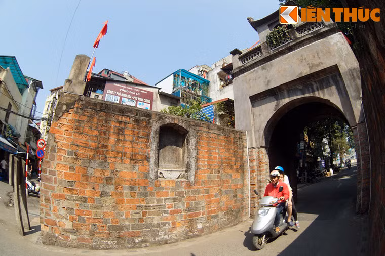 Nguyên liệu dùng để xây cửa ô Quan Chưởng là gạch vồ, đá, có kích thước khá lớn, tương tự như loại gạch dùng để xây tường ở Văn Miếu Quốc Tử Giám.