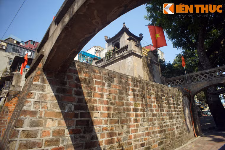 Theo sử sách ghi lại, vào đời vua Lê Hiến Tông (1740 -1786), kinh thành Thăng Long có mười sáu cửa ô. Đến thế kỷ 20, trên sách báo chỉ còn nhắc đến tên của năm cửa ô, đó là Ô Cầu Giấy, Ô Cầu Dền, Ô Chợ Dừa, Ô Đống Mác và Ô Quan Chưởng.