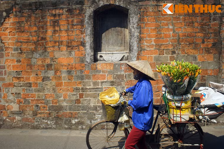 Tường phía trái cửa chính có gắn một tấm bia đá do Tổng đốc Hoàng Diệu cho đặt năm 1881.