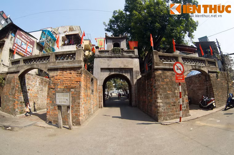 Trải qua thời Pháp thuộc, bốn trong số năm cửa ô đã bị phá hủy, chỉ còn lại Ô Quan Chưởng. Vì vậy, người Hà Nội có ca dao về Ô Quan Chưởng như sau: "Long Thành bao quản nắng mưa/ Cửa Ô Quan Chưởng bây giờ còn đây".