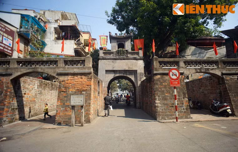 Công trình bao gồm 2 tầng. Tầng dưới có 3 cửa, một cửa nằm chính giữa, cao và rộng khoảng 3m, hai cửa phụ nằm ở hai bên, rộng khoảng 1.65m, cao 2.5m. Cả ba cửa đều được thiết kế theo kiểu vòm cuốn.