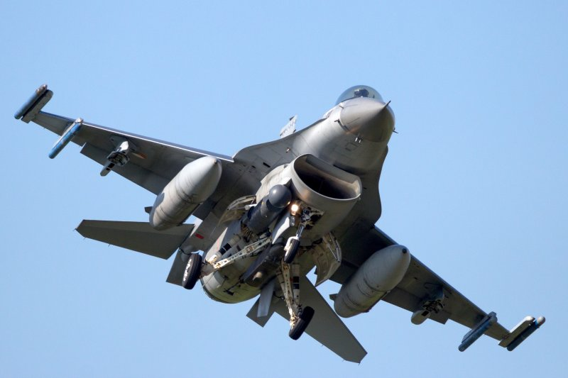 Một vấn đề khó khăn đối với Ukraine, đó là số lượng tiêm kích F-16 mà phương Tây cung cấp là khá ít ỏi. 10 máy bay chiến đấu sẽ không giải quyết được vấn đề thiếu hụt phát sinh, tức là Lực lượng Vũ trang Ukraine sẽ chỉ có thể sử dụng F-16 trong các hoạt động địa phương. Ành: AP.