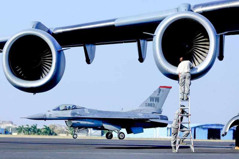 Phương Tây đã chuyển giao cho Ukraine những chiếc F-16. Người ta tin rằng nó sẽ giám sát bởi các chuyên gia NATO, bởi một giờ bay của tiêm kích F-16 sẽ cần 16 giờ bảo trì. Ảnh: EPA.