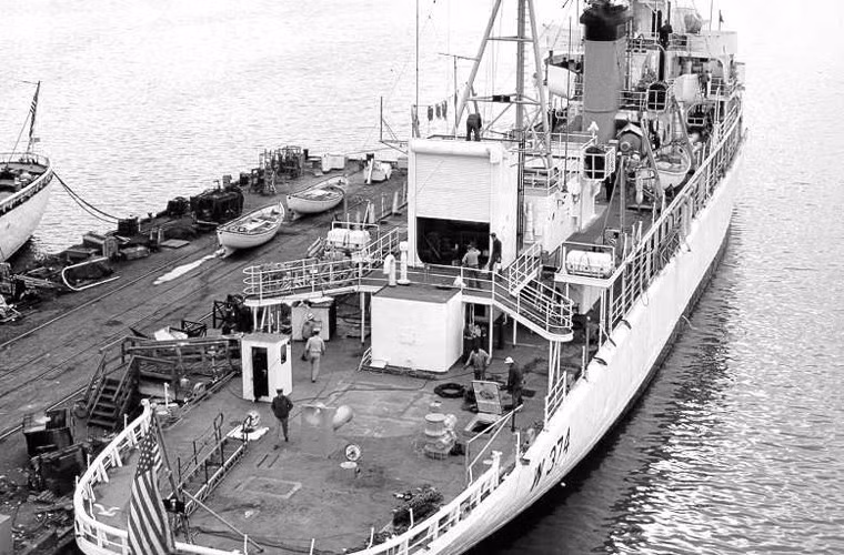 Chiến hạm HQ-01 có lượng giãn nước toàn tải lên tới 2.800 tấn, dài 94,69m, rộng 12,52m, mớn nước 4,09m, thủy thủ đoàn lên tới 200 người. Con tàu được trang bị hai động cơ diesel cung cấp tổng công suất 6.000 mã lực cho tốc độ tối đa 18 hải lý/h, tốc độ kinh tế 12 hải lý/h cho tầm hoạt động lên tới 37.000km. Ở đuôi tàu có sân đáp khá lớn cho phép trực thăng hạ cánh được. Nguồn ảnh: Naval Source