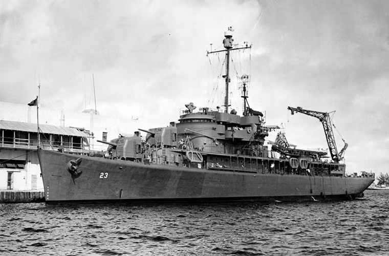 Theo một số tài liệu Mỹ, chiến hạm HQ-01 của Việt Nam vốn từng là tàu chiến của Hải quân Mỹ từ năm 1942 đến 1947.Cụ thể, Ngày 8/3/1942, chiếc USS Absecon (AVP-23) được hạ thủy thành công tại Washington và sau đó chưa đầy một năm sau, tháng 1/1943 con tàu chính thức gia nhập Hải quân Mỹ. Tuy nhiên, trong CTTG 2, con tùa này không tham chiến mà chủ yếu phục vụ huấn luyện phóng máy bay và làm tàu mục tiêu. Nguồn ảnh: Naval Source