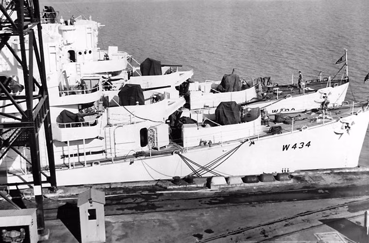 HQ-03 có tên gốc là USS Forster (DE-334) thuộc biên chế Hải quân Mỹ từ năm 1943-1954. Tháng 9/1971, USS Forster bị loại biên chế và ngay sau đó là viện trợ cho VNCH sử dụng với phiên hiệu mới là Trần Khánh Dư (HQ-04). Sau ngày 30/4/1975, Hải quân Nhân dân Việt Nam thu giữ và tái sử dụng HQ-04 với phiên hiệu mới là HQ-03. Con tàu đã phục vụ tích cực suốt hàng chục năm tới giữa những năm 1990. Nguồn ảnh: Naval Source