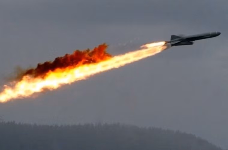 Tới giữa những năm 1980, Việt Nam tự nâng cấp và trang bị thêm 2 ống phóng chứa tên lửa hành trình chống hạm P-15U có tầm bắn 40-50km. Và bổ sung thêm các hệ thống pháo đa năng 25-37mm. Nguồn ảnh: Wikipedia