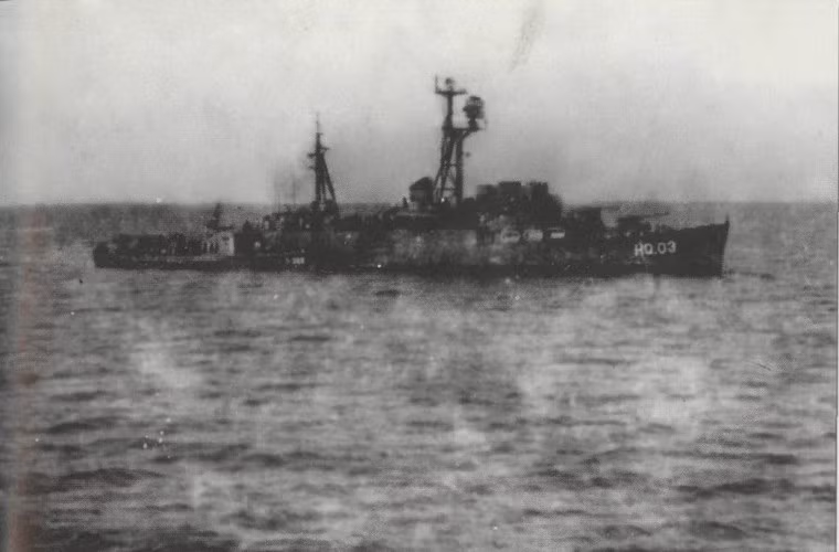 Tàu chiến lợi phẩm lớn thứ 2 và rất quý giá với HQND Việt Nam sau 1975 là khu trục hạm HQ-03 - vốn là tàu chiến cũ được Mỹ cung cấp cho VNCH sử dụng, sau ngày 30/4/1975, con tàu được Hải quân Nhân dân Việt Nam thu giữ và tái sử dụng cho công cuộc bảo vệ Tổ quốc. Ảnh cực hiếm HQ-03 trong hoạt động chiến đấu chống quân Khmer Đỏ ở vùng biển Tây Nam đất nước. Nguồn ảnh: TL