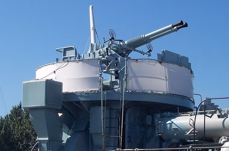 Ngoài pháo 76mm, khu trục hạm HQ-03 còn có hai bệ pháo phòng không 40mm nòng kép với tầm bắn khoảng 7km cùng 8 bệ pháo phòng không 20mm với tầm bắn hiệu quả 1km. Nguồn ảnh: Naval Source