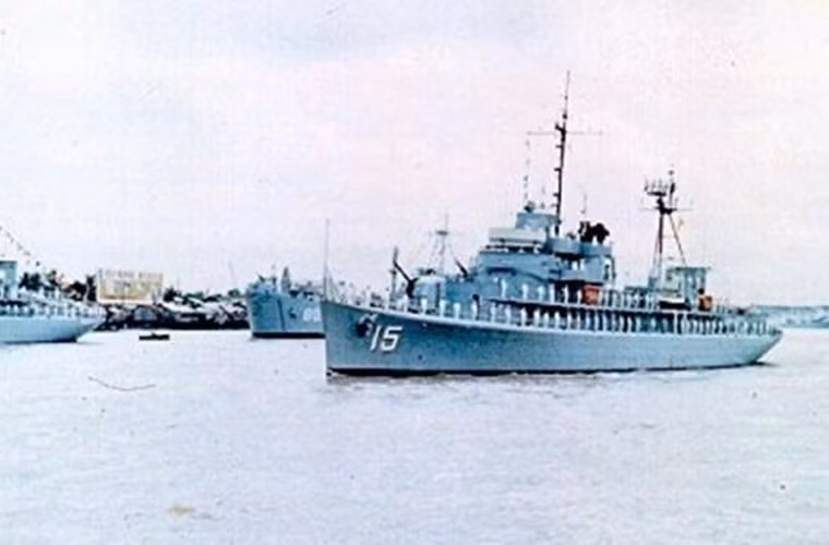 Tới đầu năm 1972, Absecon bị loại biên chế khỏi lực lượng tuần duyên Mỹ và chuyển giao cho chính quyền Việt Nam Cộng hòa sử dụng vào tháng 6/1972 với tên gọi Phạm Ngũ Lão (HQ-15). Thời điểm này, toàn bộ hệ thống vũ khí chống ngầm bị loại bỏ. Nguồn ảnh: Naval Source