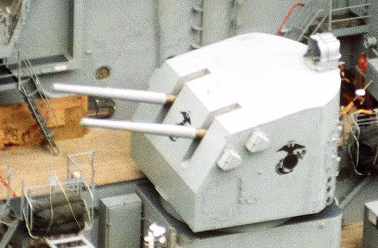 Về mặt hỏa lực, sau năm 1975 chiến hạm HQ-01 được trang bị pháo hạm nòng kép 127mm và 2 khẩu cối 81mm. Nguồn ảnh: Wikipedia