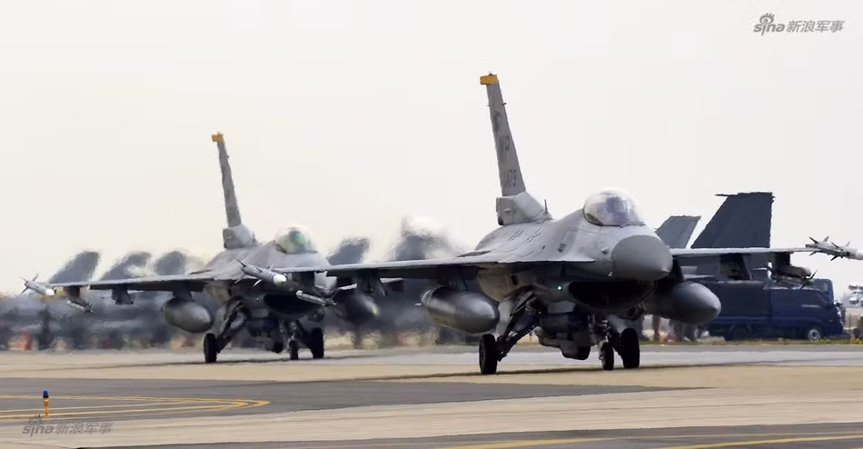 Máy bay F-16C của Không quân Hàn Quốc tham gia tập trận Max Thunder – ít nhất 116 chiếc đang trực sẵn sàng chiến đấu khắp Hàn Quốc. Nguồn ảnh: Sina