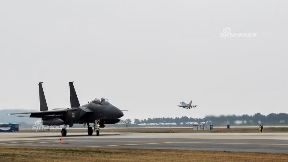 Trong ảnh, tiêm kích F-15K của Không quân Hàn Quốc – đây được coi là chiến đấu cơ hiện đại nhất của Seoul. Nó có khả năng không chiến vượt xa các họ máy bay MiG của Triều Tiên. Nguồn ảnh: Sina