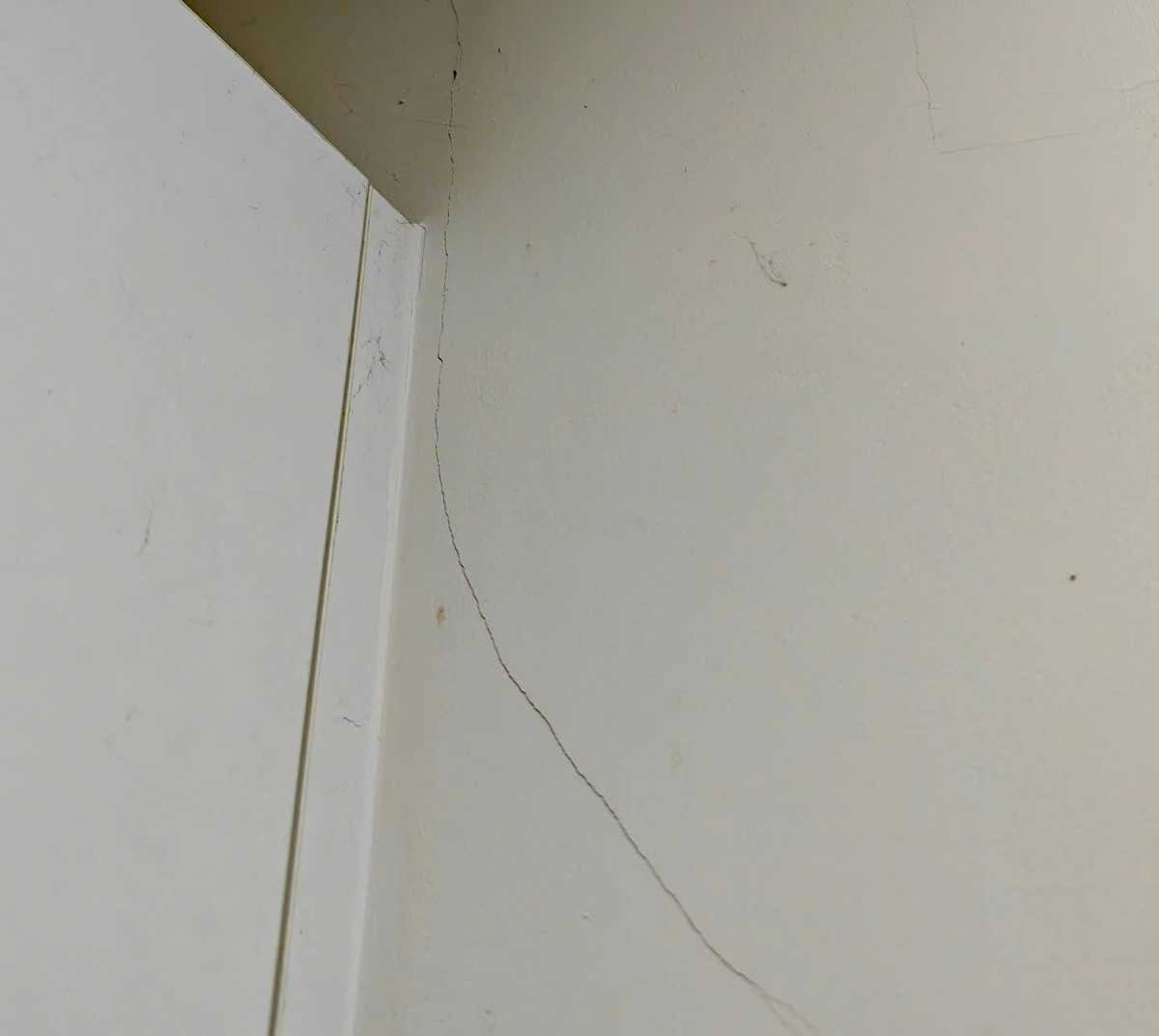 Hang tram can ho chung cu nut tuong nghi do rung chan dong dat