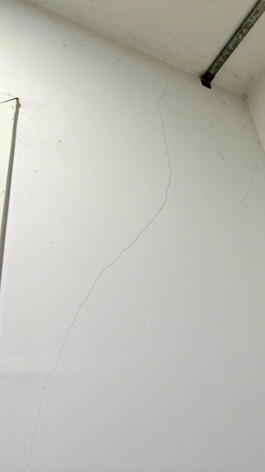 Hang tram can ho chung cu nut tuong nghi do rung chan dong dat-Hinh-2