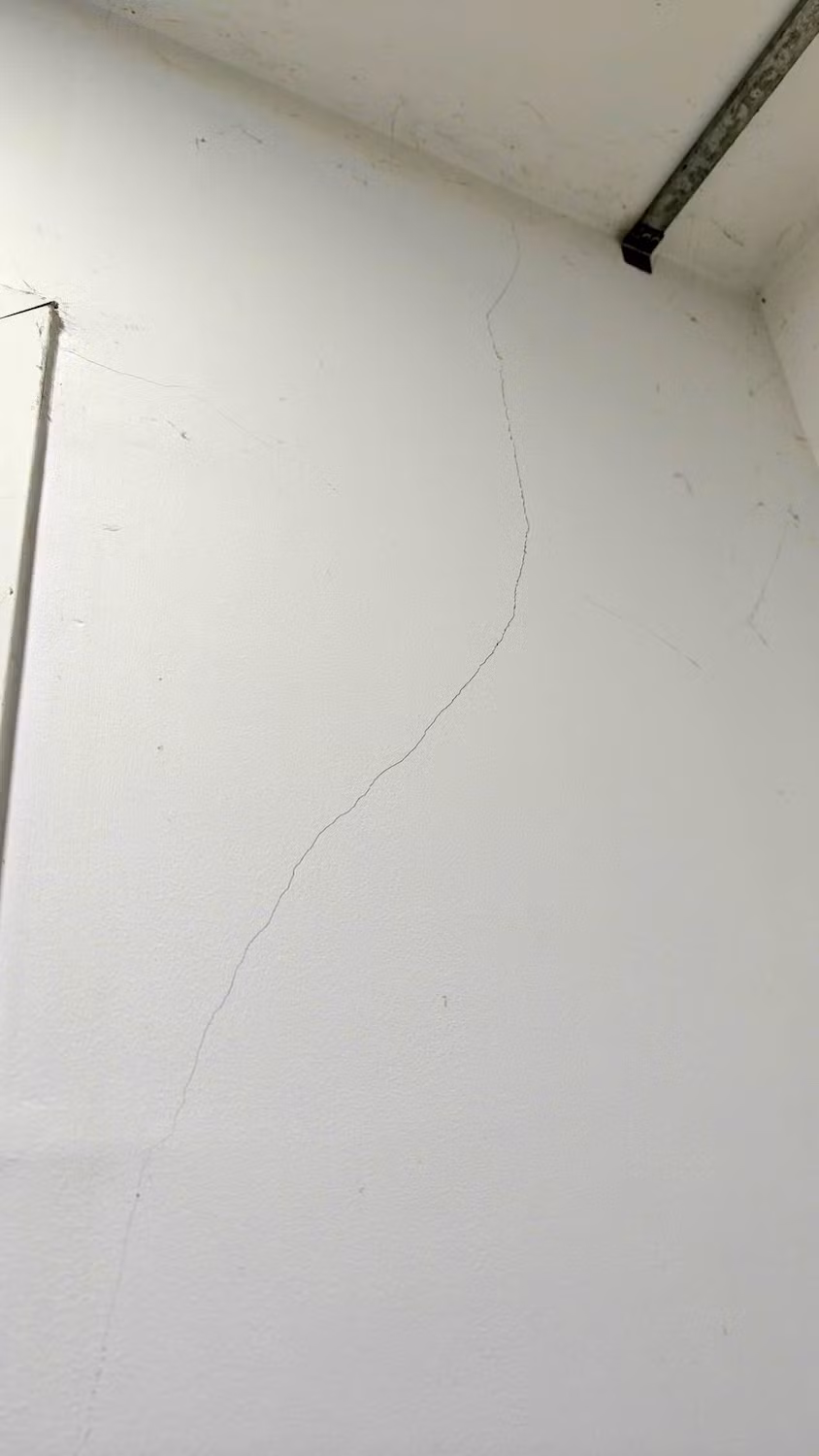 Hang tram can ho chung cu nut tuong nghi do rung chan dong dat-Hinh-2