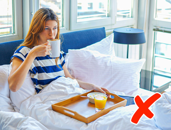 Cà phê: Nhiều người có thói quen uống cà phê ngay khi thức dậy, nhưng việc này thực chất khá vô dụng. Trong một vài giờ sau khi thức dậy, cơ thể bạn sản sinh cortisol. Bạn không nên làm gián đoạn quá trình này cũng như nhịp độ sinh học tự nhiên của cơ thể bằng cách uống cà phê.