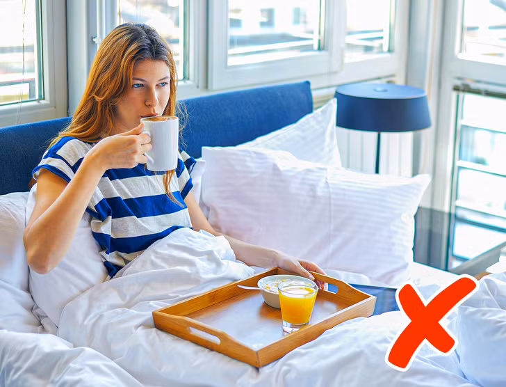 Cà phê: Nhiều người có thói quen uống cà phê ngay khi thức dậy, nhưng việc này thực chất khá vô dụng. Trong một vài giờ sau khi thức dậy, cơ thể bạn sản sinh cortisol. Bạn không nên làm gián đoạn quá trình này cũng như nhịp độ sinh học tự nhiên của cơ thể bằng cách uống cà phê.