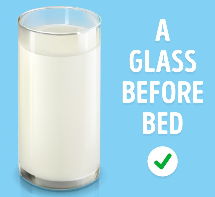 Sữa: Một số người hình thành thói quen uống sữa vào buổi sáng từ lúc nhỏ, nhưng thói quen này không đem lại tác dụng. Uống sữa mỗi sáng sẽ khiến khó tiêu hóa. Uống sữa vào buổi sáng kết hợp với các thực phẩm khác có thể gây đau bụng và ợ nóng. Bạn nên uống một cốc sữa nóng vào buổi tối trước khi đi ngủ.