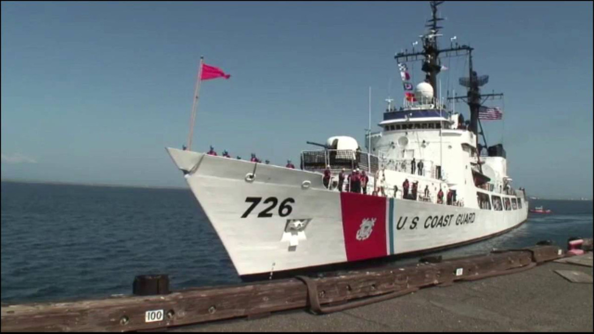 Các giếng phóng này đưuọc bố trí ở ngay phía sau phái chính, trước tháp chỉ huy của tàu. Để phục vụ cho dàn tên lửa hành trình chống hạm này, tàu Hamilton thậm chí còn được trang bị radar trinh sát bề mặt biển cũng như thiết bị định vị thủy âm. Nguồn ảnh: Pinterest.