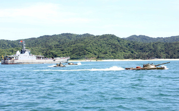 Đầu tháng 10/1980, tiểu đoàn xe tăng lội nước PT-76 bao gồm 10 chiếc bắt đầu di chuyển từ đảo Vĩnh Thực về đảo Cái Bầu - một hành trình dài 60 km trên biển chưa từng có tiền lệ trong bất cứ lực lượng tăng thiết giáp nào trên thế giới. Nguồn: Nhân Nguyễn.