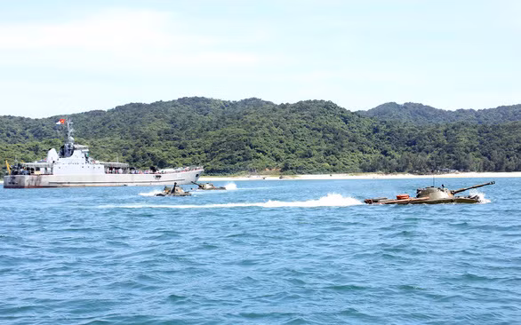 Đầu tháng 10/1980, tiểu đoàn xe tăng lội nước PT-76 bao gồm 10 chiếc bắt đầu di chuyển từ đảo Vĩnh Thực về đảo Cái Bầu - một hành trình dài 60 km trên biển chưa từng có tiền lệ trong bất cứ lực lượng tăng thiết giáp nào trên thế giới. Nguồn: Nhân Nguyễn.