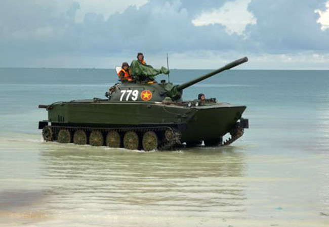 Để thực hiện được quãng đường 60 km này, các xe tăng lội nước cần khoảng 8 tiếng bơi liên tục (không kể thời gian tránh trú bão). Đây là tốc độ khá tương đồng với thông số kỹ thuật của xe tăng PT-76, vốn có khả năng lội nước tối đa 10 km/h. Nguồn: QPVN.