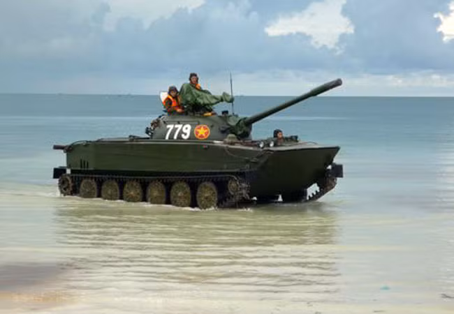 Để thực hiện được quãng đường 60 km này, các xe tăng lội nước cần khoảng 8 tiếng bơi liên tục (không kể thời gian tránh trú bão). Đây là tốc độ khá tương đồng với thông số kỹ thuật của xe tăng PT-76, vốn có khả năng lội nước tối đa 10 km/h. Nguồn: QPVN.