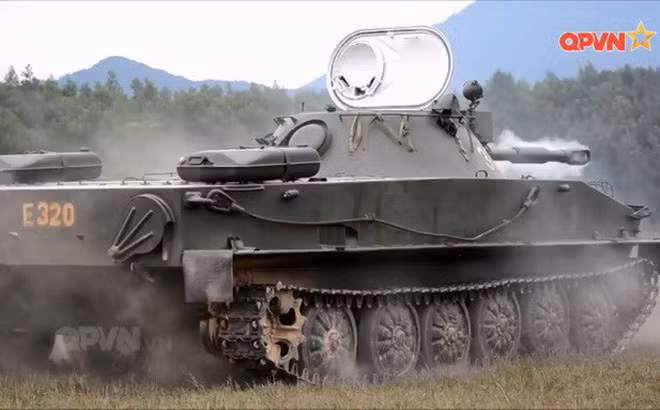 Thời tiết thuận lợi khiến quá trình hành quân diễn biến tốt đẹp, 3 xe tăng PT-76 bị kẹt trên bờ do bão đến cũng đã tăng tốc, nhập đoàn với 7 chiếc đi trước, tiếp tục hành trình. Nguồn: QPVN.