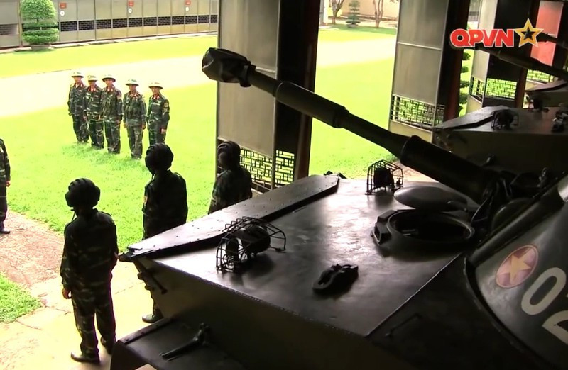 Ấy vậy mà lực lượng tăng thiết giáp của Việt Nam từng thực hiện được kỳ tích đó. Đó là vào năm 1980 - một năm kể từ khi cuộc chiến tranh biên giới phía Bắc nổ ra, các xe tăng lội nước PT-76 (10 chiếc) được lệnh di chuyển ra đảo Vĩnh Thực, Quảng Ninh. Nguồn: QPVN.