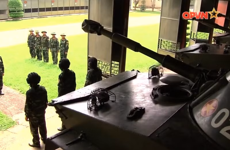 Ấy vậy mà lực lượng tăng thiết giáp của Việt Nam từng thực hiện được kỳ tích đó. Đó là vào năm 1980 - một năm kể từ khi cuộc chiến tranh biên giới phía Bắc nổ ra, các xe tăng lội nước PT-76 (10 chiếc) được lệnh di chuyển ra đảo Vĩnh Thực, Quảng Ninh. Nguồn: QPVN.