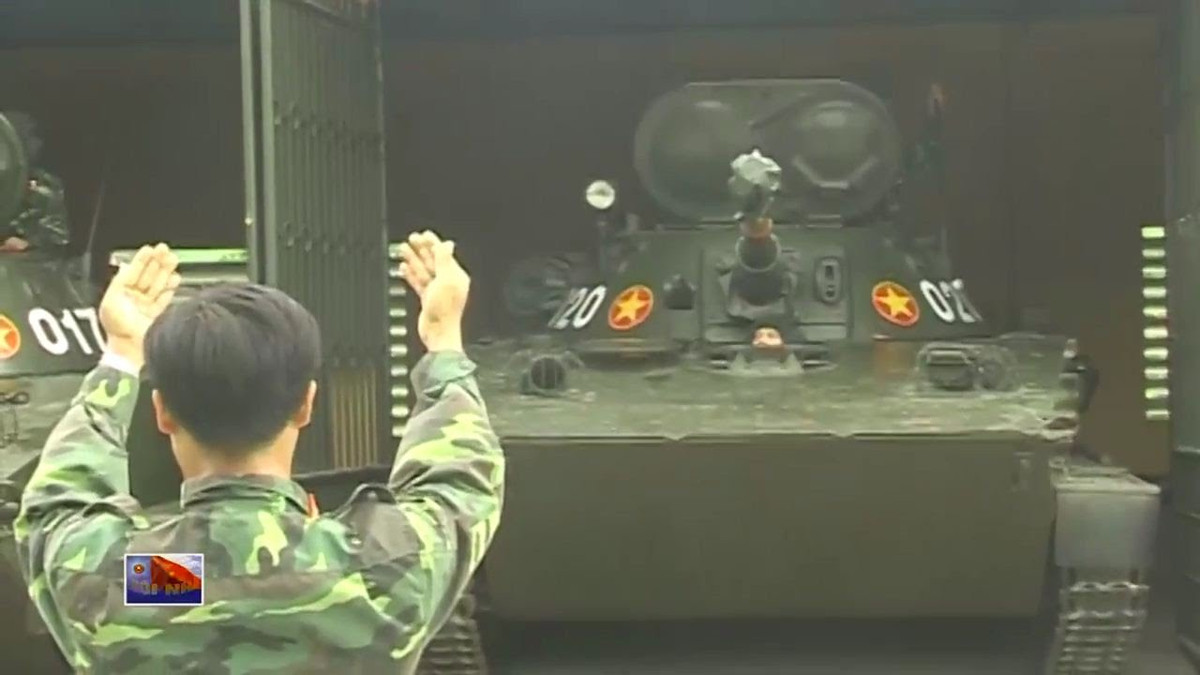 Để có thể di chuyển đúng đến đích, 7 xe tăng lội nước PT-76 phải đi theo sát hải đồ, men theo các đảo nhỏ để tận dụng địa hình xác định phương hướng, cũng là có nơi trốn cơn bão sắp ập tới. Trong trường hợp xấu nhất là sóng đánh chìm xe tăng, kíp chiến đấu vẫn bơi được vào đảo nhỏ trú ngụ chờ cứu hộ. Nguồn: QPVN.