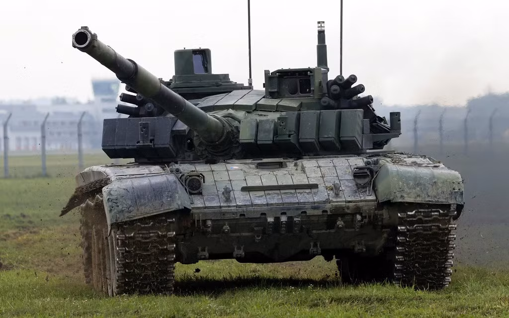 Cuối cùng là động cơ, hệ thống động cơ của T-72M4CZ cũng được thay đổi hoàn toàn, chuyển sang sử dụng động cơ diesel tuabin tăng áp với công suất 1200 mã lực kèm hộp số đời mới giúp giảm nhiên liệu tiệu thụ đáng kể so với phiên bản gốc. Nguồn ảnh: Pinterest.