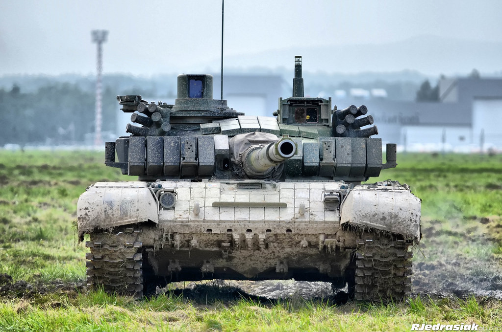 Theo quảng cáo của Ba Lan, loại giáp phản ứng nổ do nước này tự phát triển có khả năng chống nhiều loại đạn khác nhau, kèm theo đó là hệ thống cảnh báo laser cho phép kíp lái lẩn tránh trong trường hợp xe bị "khoá" bởi hệ thống chống tăng của đối phương. Nguồn ảnh: Pinterest.