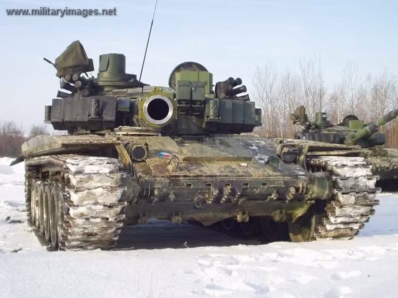 Về cơ bản, nòng pháo và khả năng tiêu diệt mục tiêu của T-72M4CZ là không đổi so với T-72, tuy nhiên độ chính xác đã được nâng lên vài phần, cho phép T-72M4CZ tiêu diệt chính xác mục tiêu ngay cả khi đang di chuyển tốc độ cao. Nguồn ảnh: Pinterest.