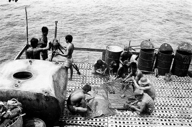 Sau hơn 2 tháng hành quân và chiến đấu, về cơ bản Hải quân Việt Nam đã làm chủ các đảo quan trọng ở Trường Sa, giành lại chủ quyền những đảo quan trọng ở Phú Quốc, Thổ Chu và Nam Du cùng một số đảo khác trên vịnh Thái Lan, quyết tâm không để nước ngoài lợi dùng thời cơ để chiếm đóng trái phép các đảo này. Nguồn ảnh: TTXVN.