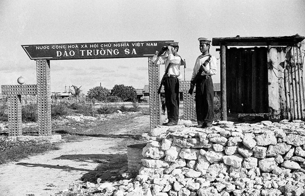 Tại đảo Cù Lao Thu (nay là đảo Phú Quý), hải quân Việt Nam cùng lực lượng đặc công đã đụng độ, đánh một trận lớn với quân đội chế độ cũ đồn trú trên đảo, bắt 382 tù binh, thu 900 súng các loại. Nguồn ảnh: TTXVN.