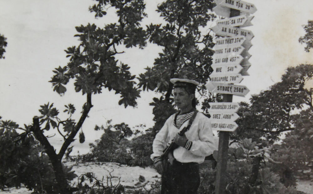 Tới rạng sáng ngày 25/4, quân giải phóng tiếp tục tấn công lên đảo Sơn Ca, tiêu diệt hai lính chế độ cũ, 23 tên còn lại rút vào công sự và đầu hàng vào lúc 3 giờ sáng. Nguồn ảnh: TTXVN.